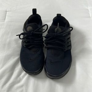 Black Nike Sneakers (kids)